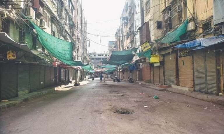 مارکیٹیں رات 8:30 بند