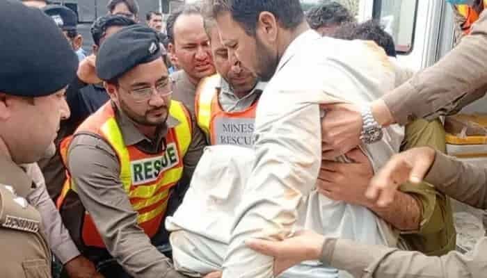 مردان: 17 روز ملبے تلے دبے شخص کو زندہ نکال لیا گیا مردان کان حادثہ