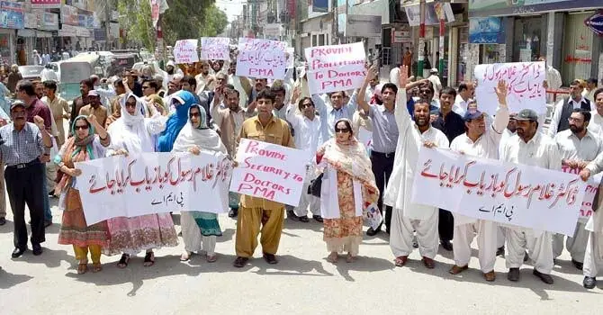 نیشنل پارٹی کی بلوچستان کے ڈاکٹروں کی حمایت کا اعلان احتجاجی ڈاکٹر