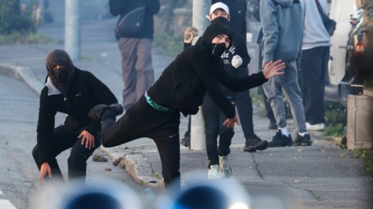 فرانس: پرتشدد مظاہروں پر 400 ہائی اسکول بند فرانس اسکول مظاہرے