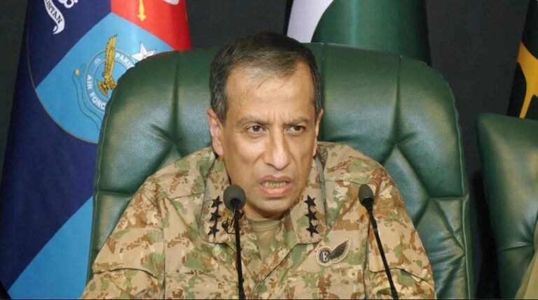 ڈی جی آئی ایس پی آر نے ریٹائرڈ فوجی کو زندہ پیش کر دیا ڈی جی آئی ایس پی آر