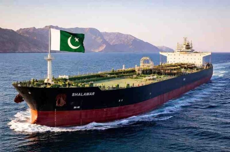 پاکستانی تیل بردار جہاز آبنائے ہرمز عبور کر گیا پاکستانی تیل بردار جہاز