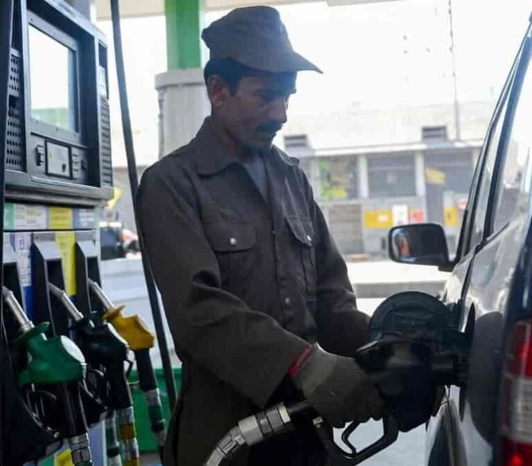 ڈیزل 32 روپے سستا، عوام کو بڑا ریلیف ڈیزل پٹرول قیمتوں میں کمی
